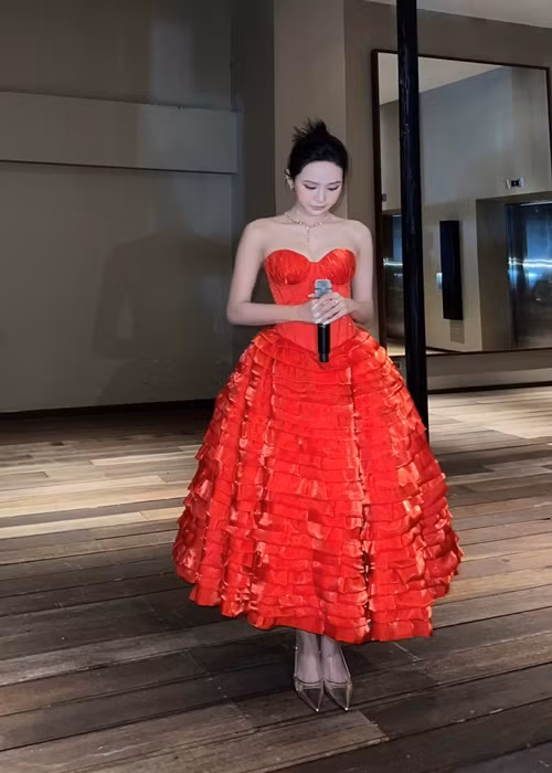 Những tưởng Hiền Hồ sẽ ở ẩn trong một thời gian dài thì mới đây, Hiền Hồ tái xuất showbiz. Nữ ca sĩ đã biểu diễn trong một đêm nhạc. Theo Zing, một nguồn tin cho rằng sau đêm nhạc, Hiền Hồ sẽ phát hành sản phẩm mới. Ảnh: FBNV