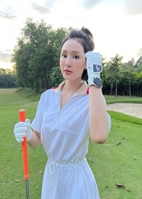 Dường như để ồn ào đời tư tạm lắng xuống, 1 tháng sau, Hiền Hồ mới lên tiếng. Nữ ca sĩ biện minh rằng cô giữ im lặng vì muốn dành sự tôn trọng riêng tư cho tất cả những người liên quan, chứ không phải có ý định né tránh. Ngoài ra, sau 1 tháng, quá suy sụp và khủng hoảng tinh thần, cô mới lấy lại bình tĩnh. Ngoài cho biết vì sao không lên tiếng trong 1 tháng, Hiền Hồ nhận sai và xin lỗi. Ảnh: FBNV