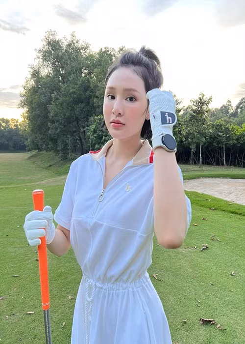 Dường như để ồn ào đời tư tạm lắng xuống, 1 tháng sau, Hiền Hồ mới lên tiếng. Nữ ca sĩ biện minh rằng cô giữ im lặng vì muốn dành sự tôn trọng riêng tư cho tất cả những người liên quan, chứ không phải có ý định né tránh. Ngoài ra, sau 1 tháng, quá suy sụp và khủng hoảng tinh thần, cô mới lấy lại bình tĩnh. Ngoài cho biết vì sao không lên tiếng trong 1 tháng, Hiền Hồ nhận sai và xin lỗi. Ảnh: FBNV