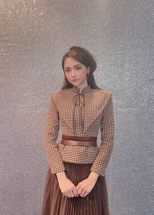 Khoảng tháng 11/2020, khi bị lập hội nhóm antifan với số lượng khủng, Hương Giang yêu cầu nhóm kín này dừng việc tấn công trên mạng. Ngoài ra, nữ ca sĩ còn đối chất với một antifan - người phụ nữ sống cùng chung cư với Hương Giang đặt điều nữ ca sĩ chảnh chọe khi đi thang máy, vu khống làm nghề nhạy cảm trước khi chuyển giới. Ảnh: FBNV