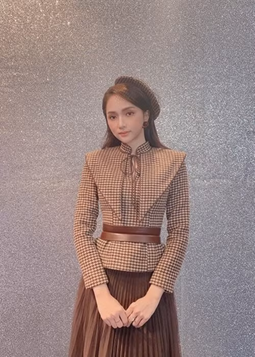 Khoảng tháng 11/2020, khi bị lập hội nhóm antifan với số lượng khủng, Hương Giang yêu cầu nhóm kín này dừng việc tấn công trên mạng. Ngoài ra, nữ ca sĩ còn đối chất với một antifan - người phụ nữ sống cùng chung cư với Hương Giang đặt điều nữ ca sĩ chảnh chọe khi đi thang máy, vu khống làm nghề nhạy cảm trước khi chuyển giới. Ảnh: FBNV