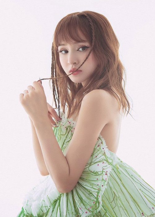 Nắm bắt được chiêu “tẩy trắng” của sao Việt, khán giả phản ứng gay gắt. MV "Ngôi sao cô đơn" của Jack nhận 1 triệu lượt không thích, trong khi chỉ có 600 lượt thích. Hiền Hồ bị "ném đá" dữ dội sau khi tái xuất. Ảnh: FBNV