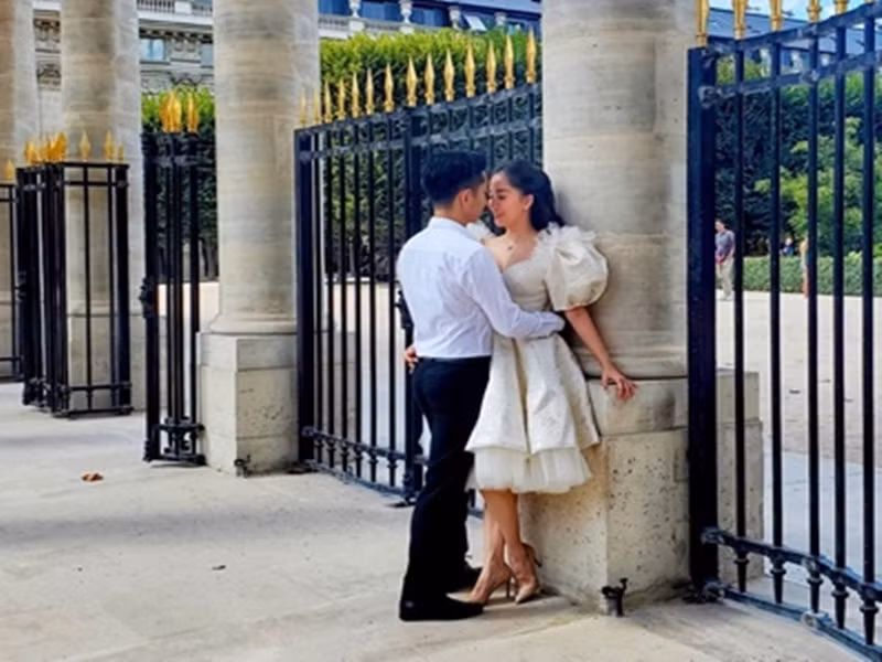 Khánh Thi và chồng kém 11 tuổi đã chụp ảnh cưới ở Pháp. Phan Hiển cho biết, Chí Anh - tình cũ 11 năm của Khánh Thi là một trong những khách mời dự đám cưới. Ảnh: Người đưa tin