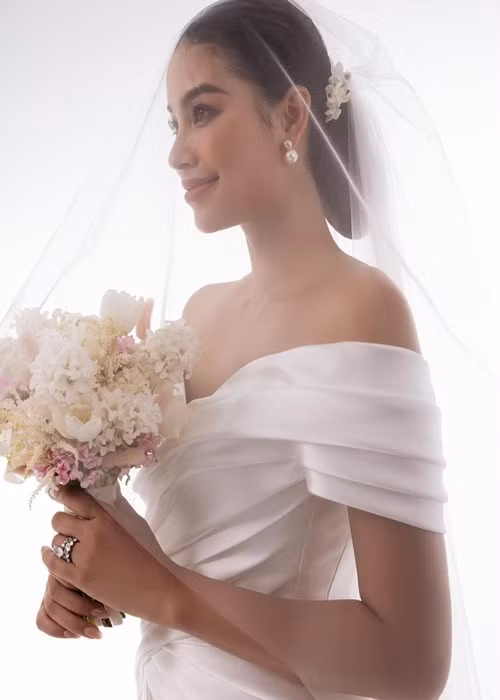 Phạm Hương về Việt Nam cùng chồng chưa cưới và hai con trai. Ở quê nhà, người đẹp chụp ảnh cưới. Ảnh: Instagram