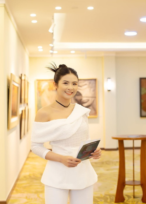 “Đó sẽ là một đám cưới ấm cúng và đậm nét truyền thống của người Việt Nam, với những chiếc áo dài. Tôi sẽ tổ chức đám cưới với khách mời là những người thân, bạn bè”, Ngọc Hân tiết lộ về hôn lễ. Ảnh: FBNV