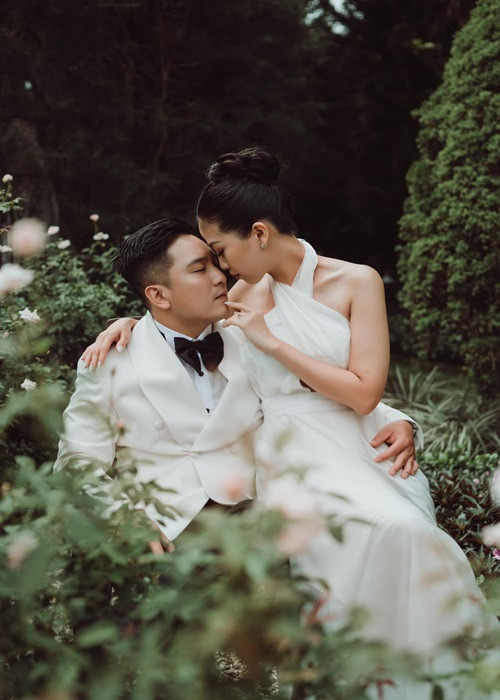 Nhiều sao Việt như Thu Thủy, Văn Mai Hương, Khả Như, Lân Nhã khoe hình ảnh thiệp cưới nhận được từ Liêu Hà Trinh. Ảnh: FBNV