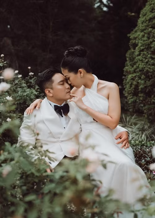 Nhiều sao Việt như Thu Thủy, Văn Mai Hương, Khả Như, Lân Nhã khoe hình ảnh thiệp cưới nhận được từ Liêu Hà Trinh. Ảnh: FBNV