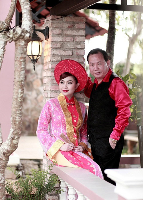 Tháng 10/2012, Nguyễn Cao Thu Vân tổ chức tiệc cưới với doanh nhân Đoàn Đình Sơn, hơn cô 24 tuổi. Sau đám cưới được 2 tuần, cô quyết định chia tay chồng đại gia. Ảnh: Dân Việt