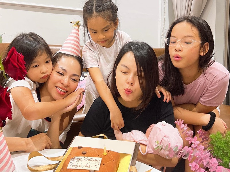 "Đành đợi tới khi các con nhận thức rõ ràng hơn nhé! Nếu có dùng, phải biết chọn lọc", nữ ca sĩ bày tỏ.