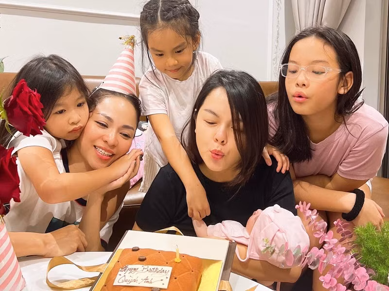 "Đành đợi tới khi các con nhận thức rõ ràng hơn nhé! Nếu có dùng, phải biết chọn lọc", nữ ca sĩ bày tỏ.