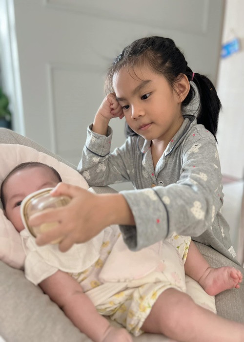 Nữ ca sĩ chia sẻ từ ngày có em, Tuệ An và Tuệ Lâm lớn hẳn lên, chững chạc, hiểu chuyện, dành thời gian chơi với nhau, dạy nhau học mỗi khi mẹ bận chăm em.