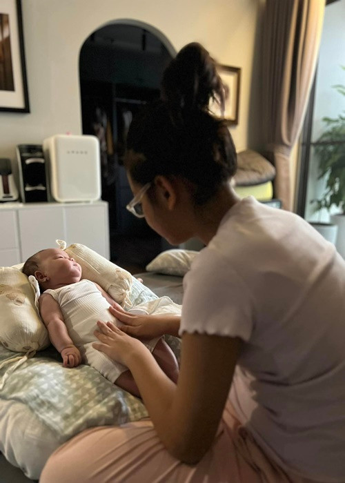 Trên trang cá nhân, Phạm Quỳnh Anh vừa chia sẻ một số khoảnh khắc 2 hai con gái Tuệ Lâm và Tuệ An chăm sóc em gái Zoey.