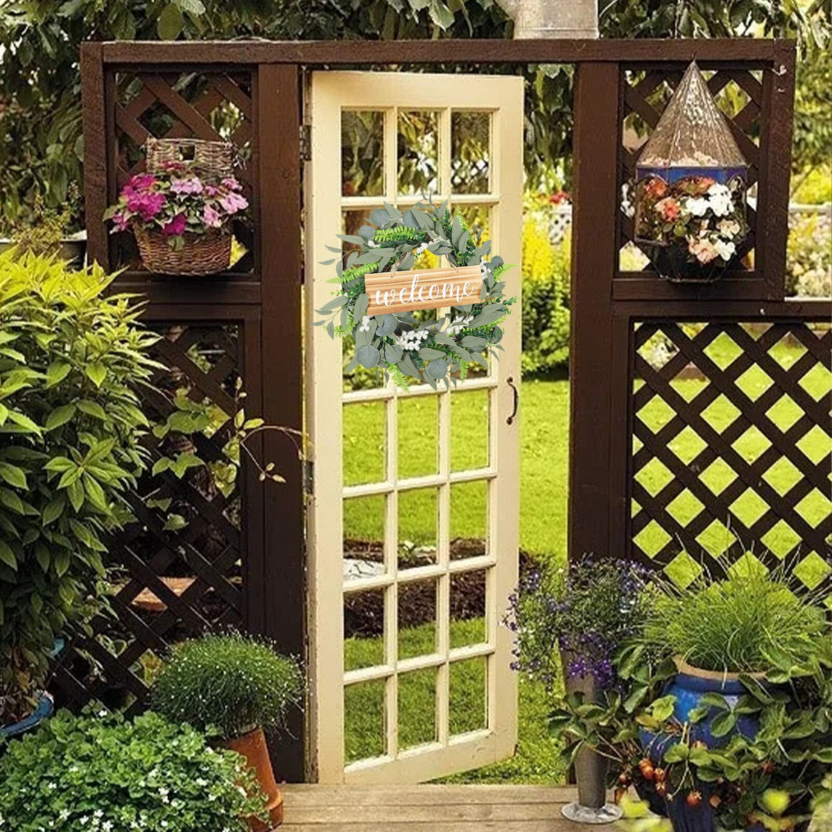 Những cánh cửa lâu năm đã cũ sờn và bạn muốn thay thế chúng bằng những món đồ mới? Đừng vội bỏ đi vật dụng tưởng như đã hết giá trị ấy bởi chúng có thể trở thành vật trang trí sân vườn vô cùng hữu ích nếu bạn có những ý tưởng sáng tạo và phù hợp. Dù để nguyên vẻ thô mộc, cũ kỹ hay tân trang lại với sơn, không gian ngoại thất vẫn có thêm nét đẹp rất riêng khi cánh cửa cũ được đặt vào vị trí "đắc địa" nhất. 1. Tận dụng làm cửa sân vườn: Sở hữu một khuôn viên đẹp và rộng, nhiều người muốn "quy hoạch" diện tích sân vườn và tạo những lối đi đẹp mắt. Những hàng rào, cổng vườn cũng được chăm chút kỹ lưỡng để tạo ấn tượng cho khách ngay từ cái nhìn đầu tiên.