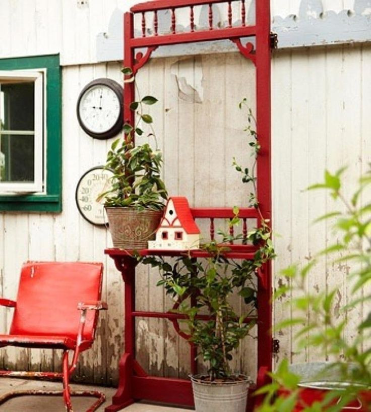 3. Cửa cũ trang trí góc thư giãn ngoài trời: Không quá cầu kỳ trong mua sắm đồ ngoại thất, chỉ cần vài món đồ handmade cùng những chi tiết trang trí đơn giản nhưng riêng lạ, bạn đã sở hữu một góc nhỏ cho riêng mình. Khoảng sân bên hông nhà đậm hơi thở vintage với chiếc ghế và cánh cửa kim loại được gia công khéo léo. Bức tường lâu ngày cũng được bổ sung những chiếc đồng hồ cũ để tạo nên một góc ấn tượng cho chủ nhân.