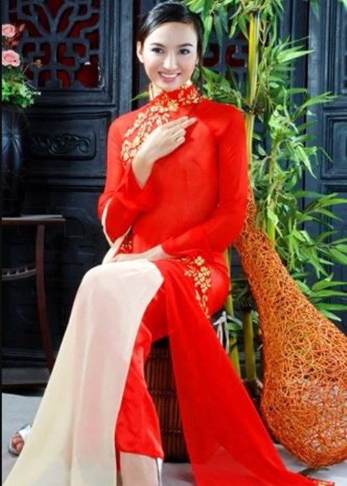 Trong đêm chung kết Hoa hậu Du lịch Quốc tế 2008, Ngọc Diễm có mặt trong top 3 trang phục dân tộc đẹp nhất và là thí sinh tài năng nhất. Ảnh: Dân Trí