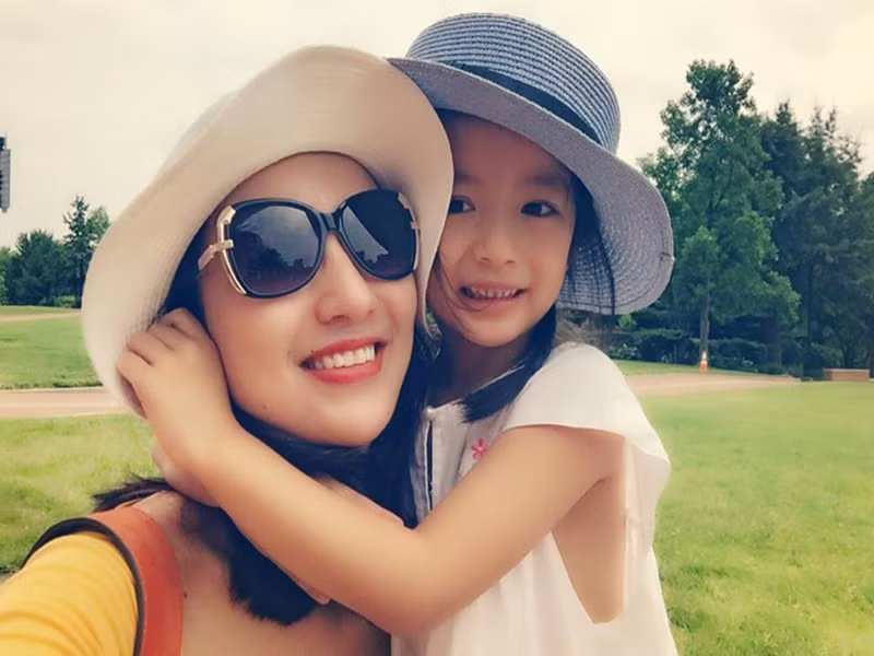 Tháng 8/2015, Ngọc Diễm gây bất ngờ khi thừa nhận đã làm mẹ của bé gái 5 tuổi tên Chiko. Mặc dù vậy, cô không thích cụm từ “bà mẹ đơn thân”. Ảnh: FBNV