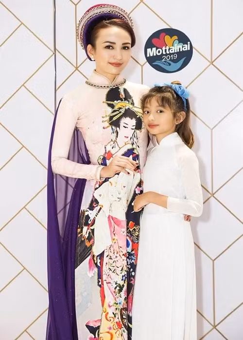 Ngọc Diễm không tiết lộ danh tính lẫn hình ảnh bố của con gái. Chia sẻ về chồng cũ, Ngọc Diễm cho biết, cả hai vẫn cùng nhau nuôi con, chồng cũ lo tài chính cho con và nhận việc chăm sóc bé khi Ngọc Diễm đi công tác. Ảnh: FBNV