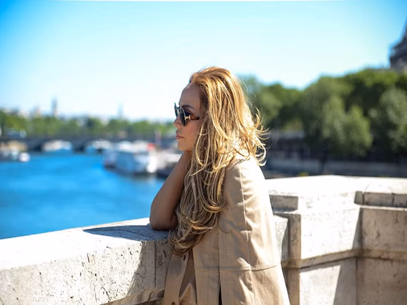 Trong cuộc phỏng vấn với Saostar, Thanh Hà thú nhận, điều cô cảm thấy hối hận chính là đã chia tay với người đầu tiên quá sớm mà không cân nhắc quá nhiều. “Lúc còn trẻ, chị hành động trước khi nghĩ. Khi cả hai không có sự đồng điệu khi nói chuyện thế là chị quyết định chia tay, một phần chị nghĩ không có người này thì có người khác. Thế là chị quyết định ly hôn mà quên rằng “con mình cần có cha”, Thanh Hà nói. Dù đã ly hôn, Thanh Hà và Andy Ho vẫn giữ mối quan hệ tốt đẹp. Ảnh: FBNV