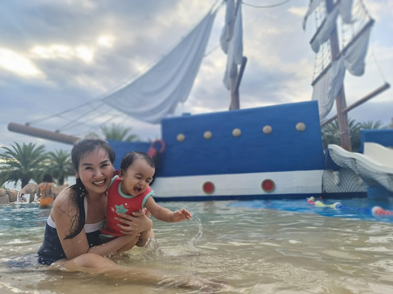 Võ Hạ Trâm dành nhiều thời gian cho con gái nhỏ. "Tuổi thơ của con nhanh lắm, nên mẹ cũng tranh thủ cùng con tạo ra những kỷ niệm thiệt đẹp cho tuổi thơ của mình nha", cô tâm sự.