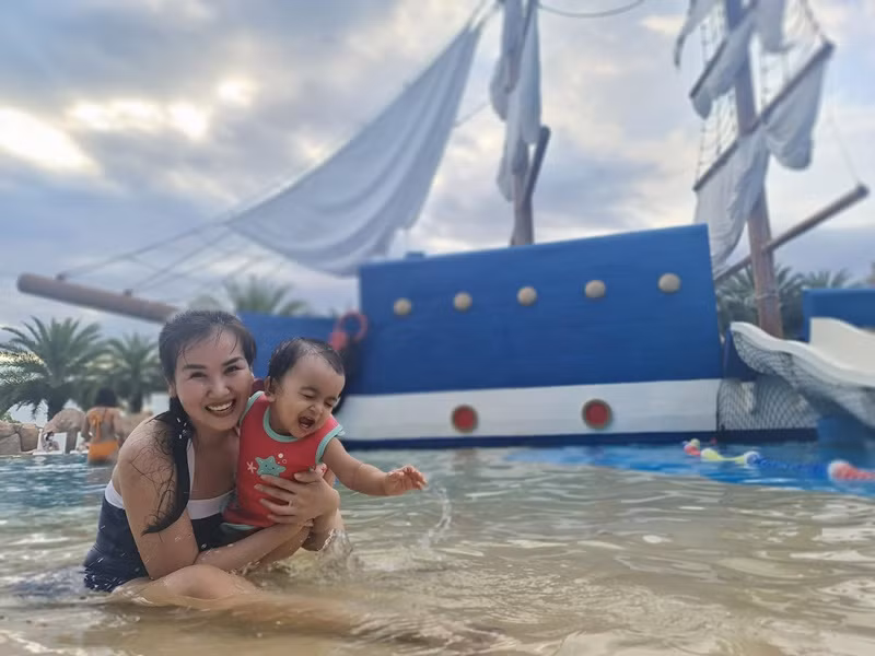 Võ Hạ Trâm dành nhiều thời gian cho con gái nhỏ. "Tuổi thơ của con nhanh lắm, nên mẹ cũng tranh thủ cùng con tạo ra những kỷ niệm thiệt đẹp cho tuổi thơ của mình nha", cô tâm sự.