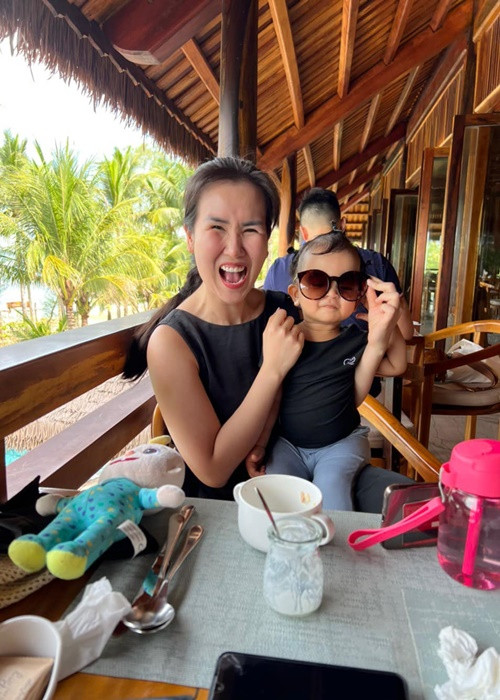 Không giấu mặt con như nhiều sao Việt, Võ Hạ Trâm thoải mái đăng tải hình ảnh con gái cưng.