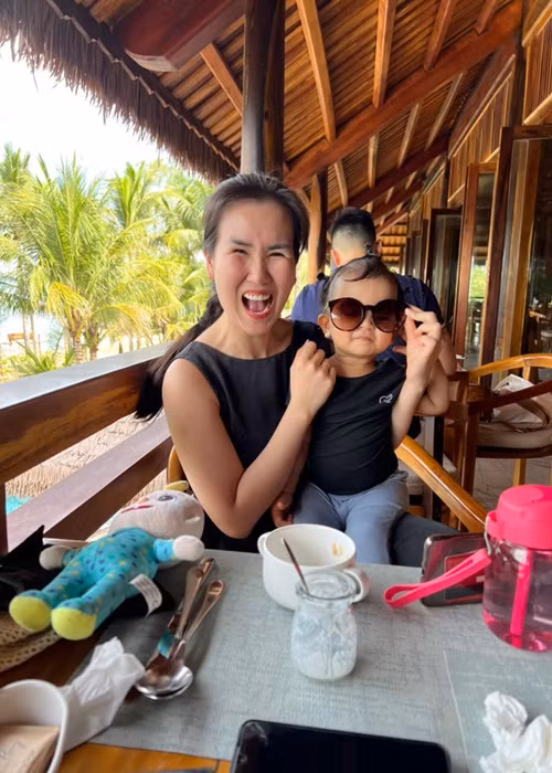 Không giấu mặt con như nhiều sao Việt, Võ Hạ Trâm thoải mái đăng tải hình ảnh con gái cưng.