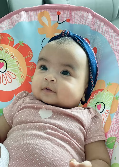 Ái nữ nhà Võ Hạ Trâm trộm vía bụ bẫm với chân tay tròn lẳn, đôi má phúng phính.