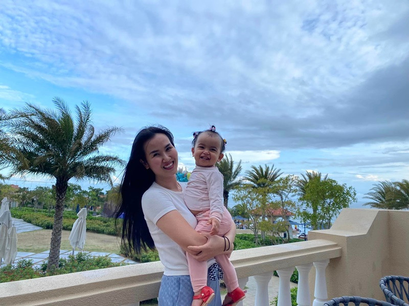 Bé Moon thích thú khi được đi chơi biển ở Phú Quốc.