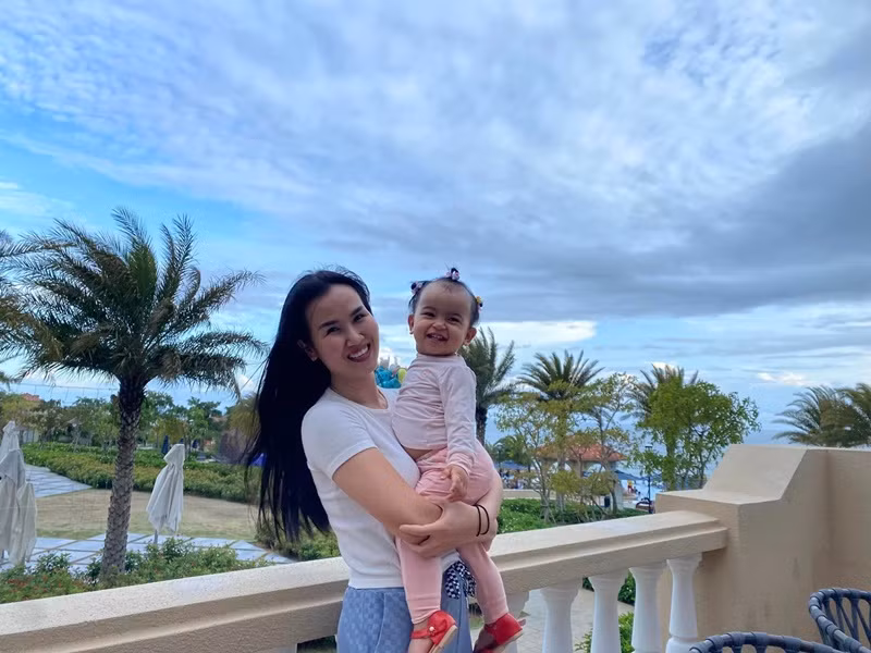 Bé Moon thích thú khi được đi chơi biển ở Phú Quốc.