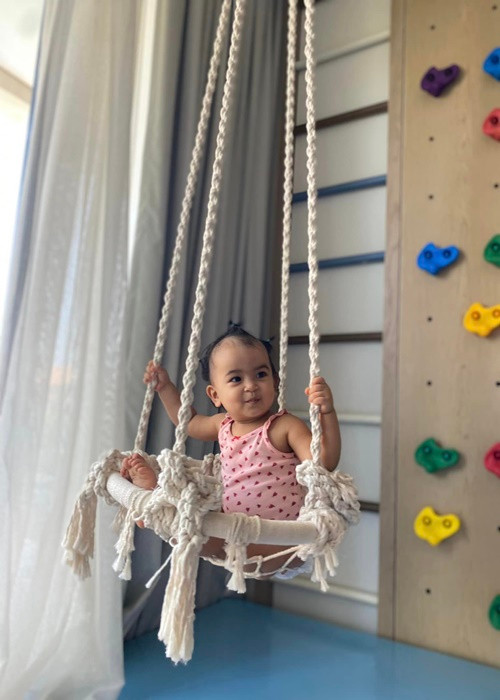 Con gái Võ Hạ Trâm hiện tại được gần 15 tháng tuổi, có nhiều biểu cảm cực hài hước khiến bố mẹ cười mỗi ngày.