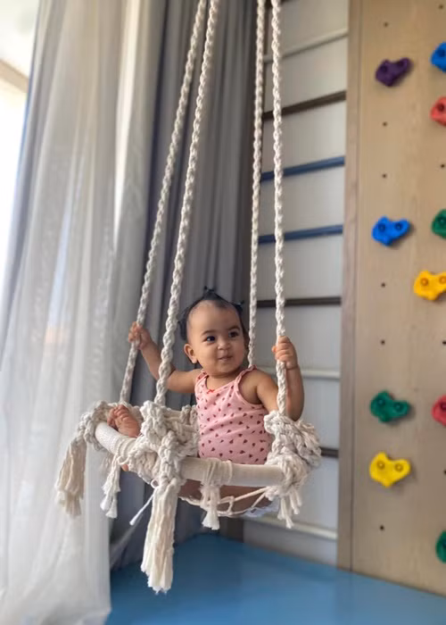 Con gái Võ Hạ Trâm hiện tại được gần 15 tháng tuổi, có nhiều biểu cảm cực hài hước khiến bố mẹ cười mỗi ngày.