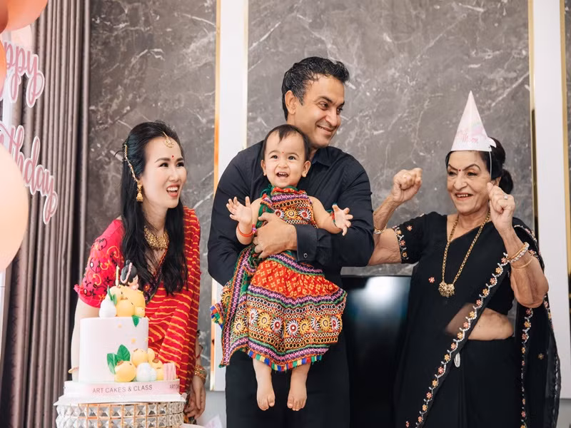 Bé Moon được bố mẹ, gia đình nội cưng chiều.