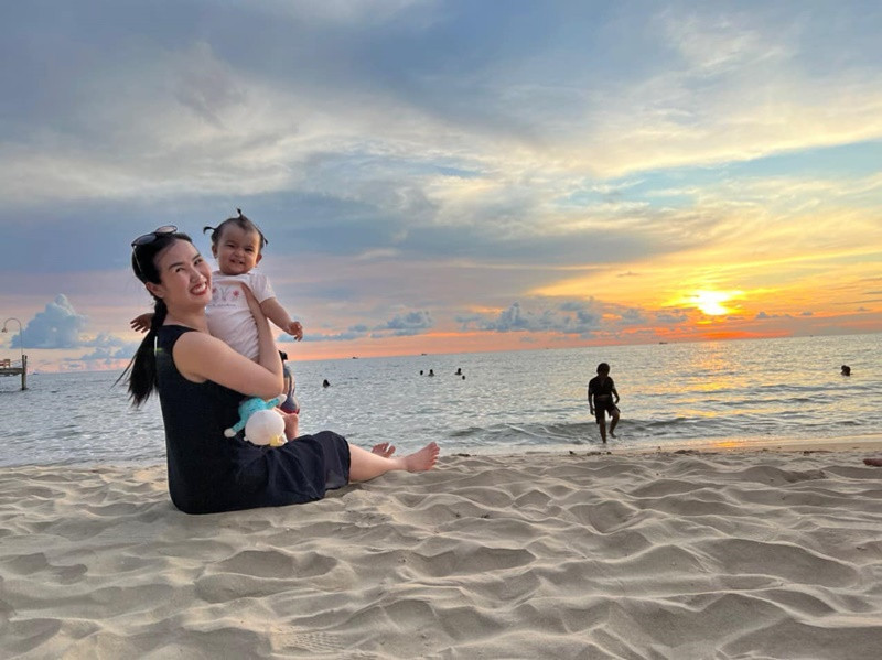 Nữ ca sĩ cùng ông xã thường xuyên đưa con gái đi du lịch.
