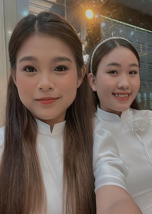 Trong số các con nuôi của Phi Nhung, ngoài Hồ Văn Cường, còn có Tuyết Nhung, Thiêng Ngân và Quỳnh Trang theo nghệ thuật. Cả 3 nữ ca sĩ vẫn tiếp tục theo đuổi sự nghiệp ca hát chuyên nghiệp, làm theo lời mẹ dạy. Ảnh: FBNV