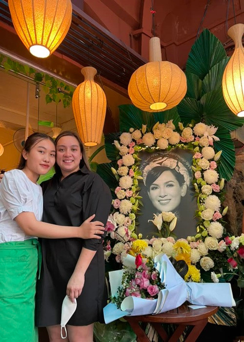 Wendy đang cố gắng thay mẹ lo lắng cho 23 người em nuôi ở Việt Nam. Hồi đầu tháng 8/2022, cô về Việt Nam chơi và thăm các em. Ảnh: FBNV