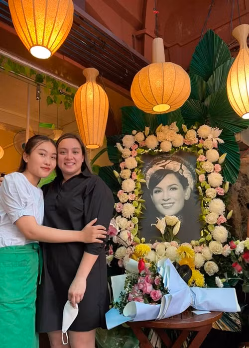 Wendy đang cố gắng thay mẹ lo lắng cho 23 người em nuôi ở Việt Nam. Hồi đầu tháng 8/2022, cô về Việt Nam chơi và thăm các em. Ảnh: FBNV