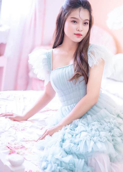 Hồi tháng 4/2022, khi cùng một giọng ca nam tái hiện màn trình diễn của cố ca sĩ Phi Nhung với ca sĩ Mạnh Quỳnh, Tuyết Nhung bị một số cư dân mạng chỉ trích. Nhanh chóng, con nuôi Phi Nhung lên tiếng. Tuyết Nhung cho biết, cô chỉ muốn hát lại bài hát để tặng mẹ ngày sinh nhật. Ảnh: FBNV