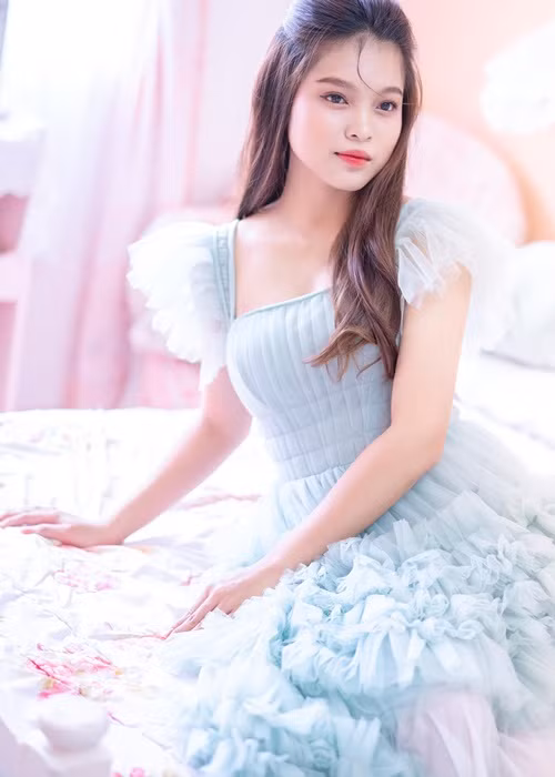 Hồi tháng 4/2022, khi cùng một giọng ca nam tái hiện màn trình diễn của cố ca sĩ Phi Nhung với ca sĩ Mạnh Quỳnh, Tuyết Nhung bị một số cư dân mạng chỉ trích. Nhanh chóng, con nuôi Phi Nhung lên tiếng. Tuyết Nhung cho biết, cô chỉ muốn hát lại bài hát để tặng mẹ ngày sinh nhật. Ảnh: FBNV