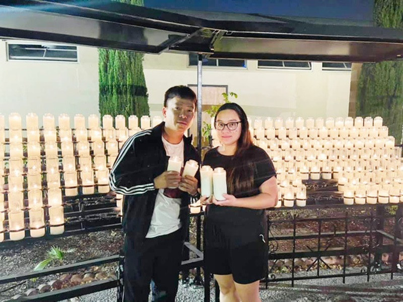 Wendy tiếp tục hành trình thiện nguyện còn dang dở của mẹ. Con ruột Phi Nhung từng thông báo sử dụng toàn bộ tiền phúng viếng trong tang lễ và tiền ủng hộ của khán giả giúp đỡ những người gặp khó khăn vì COVID-19 tại Việt Nam, xây trường học Việt ngữ cho trẻ em gốc Việt tại Mỹ. Đầu tháng 9 vừa qua, Wendy tiết lộ cuốn sách viết bằng tiếng Anh kể về cuộc đời, hành trình thiện nguyện của nữ ca sĩ sắp ra mắt. Lợi nhuận từ việc bán sách sẽ chuyển vào quỹ từ thiện “Phi Nhung forever”. Ảnh: Yan