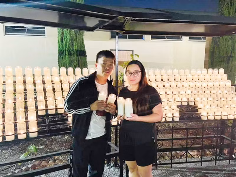 Wendy tiếp tục hành trình thiện nguyện còn dang dở của mẹ. Con ruột Phi Nhung từng thông báo sử dụng toàn bộ tiền phúng viếng trong tang lễ và tiền ủng hộ của khán giả giúp đỡ những người gặp khó khăn vì COVID-19 tại Việt Nam, xây trường học Việt ngữ cho trẻ em gốc Việt tại Mỹ. Đầu tháng 9 vừa qua, Wendy tiết lộ cuốn sách viết bằng tiếng Anh kể về cuộc đời, hành trình thiện nguyện của nữ ca sĩ sắp ra mắt. Lợi nhuận từ việc bán sách sẽ chuyển vào quỹ từ thiện “Phi Nhung forever”. Ảnh: Yan