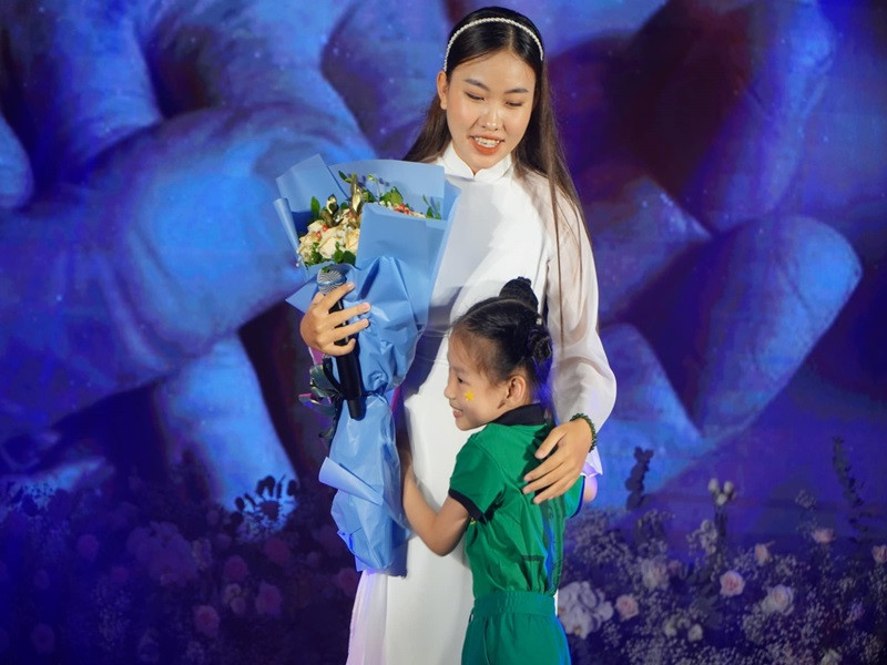 Thiêng Ngân hiện tại vừa đi hát vừa theo học Đại học Kinh tế Tài chính TP.HCM. Ảnh: FBNV