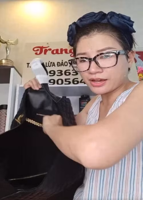 Cựu người mẫu Trang Trần bất ngờ khi bị réo tên vào lùm xùm. Trong livestream, bà mẹ một con đính chính: "Oan cho em quá. Em chỉ bán bún chưa bao giờ được là ngôi sao. Em mà đi khách, em thối ngược tiền cho khách, trời ạ". Ảnh: Bảo vệ công lý