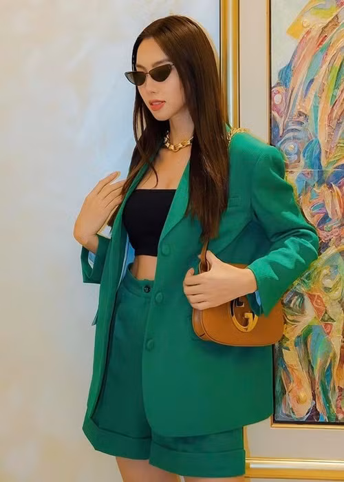 Hoa hậu Thùy Tiên bức xúc khi bị réo tên vào lùm xùm tiêu cực. Cô khẳng định không phải là T.T. Ngoài ra, Nguyễn Thúc Thùy Tiên còn nhờ pháp luật can thiệp. Ảnh: FBNV