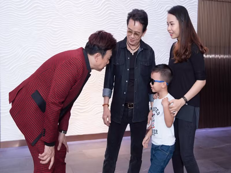 Bà xã Đức Huy khoe chồng vẫn có những hành động lãng mạn như hồi mới yêu. “Với anh Huy, ngày nào cũng có thể là lễ Tình nhân bởi anh luôn nấu món tôi thích, hôn tôi lúc đi ngủ, sau khi thức dậy và trước khi ra khỏi nhà đi làm", cô nói. Ảnh: An ninh thủ đô