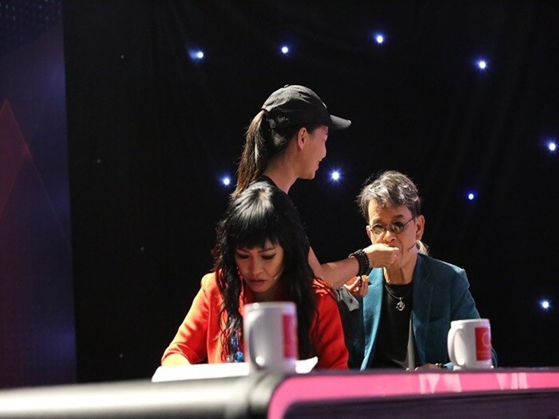 Huỳnh Thư đi theo ông xã quản lý lịch làm việc. Mỗi lúc tắt máy quay, Huỳnh Thư lại đến bên cạnh chồng để xem chồng có cần gì hay không. Nhạc sĩ Đức Huy cũng ân cần hỏi thăm vợ giữa giờ nghỉ. Ảnh: Giao thông