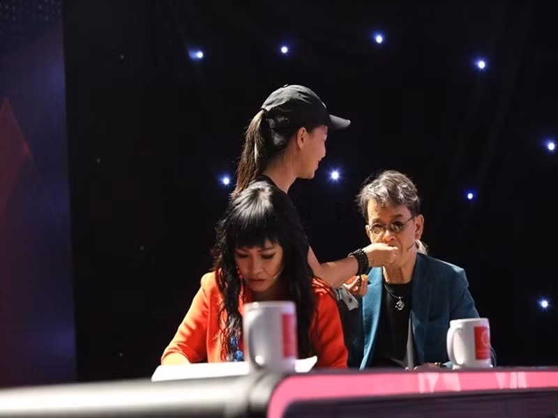 Huỳnh Thư đi theo ông xã quản lý lịch làm việc. Mỗi lúc tắt máy quay, Huỳnh Thư lại đến bên cạnh chồng để xem chồng có cần gì hay không. Nhạc sĩ Đức Huy cũng ân cần hỏi thăm vợ giữa giờ nghỉ. Ảnh: Giao thông