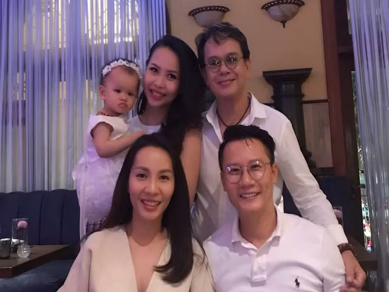 Trong cuộc phỏng vấn với Vietnamnet, Huỳnh Thư cho biết, hồi mới yêu, cô không biết chồng bao nhiêu tuổi. Đến khi biết, cô cũng không quan tâm chuyện tuổi tác vì giữa hai người không có khoảng cách. Ảnh: An ninh thủ đô