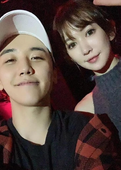 Dù không có ảnh xuất hiện trong bữa tiệc, nhưng sau đó Seungri - Lý Dịch Phong theo dõi nhau trên mạng xã hội và Seungri chụp cùng Blase Loan Loan. Ảnh: Tiền Phong