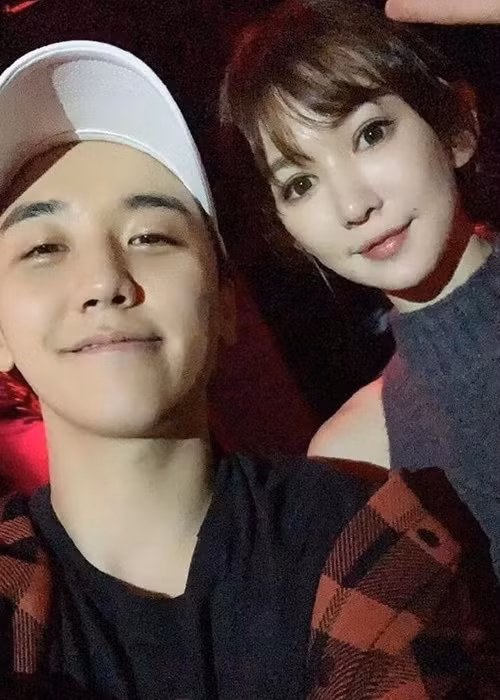 Dù không có ảnh xuất hiện trong bữa tiệc, nhưng sau đó Seungri - Lý Dịch Phong theo dõi nhau trên mạng xã hội và Seungri chụp cùng Blase Loan Loan. Ảnh: Tiền Phong