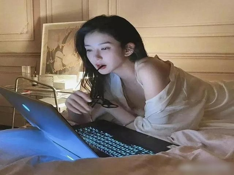 Theo Tiền Phong, năm 2018, Blase Loan Loan từng tham gia bữa tiệc của nam ca sĩ Hàn Quốc Seungri. Lúc này, Lý Dịch Phong ở Hàn Quốc chụp ảnh tạp chí. Ảnh: Tiền Phong